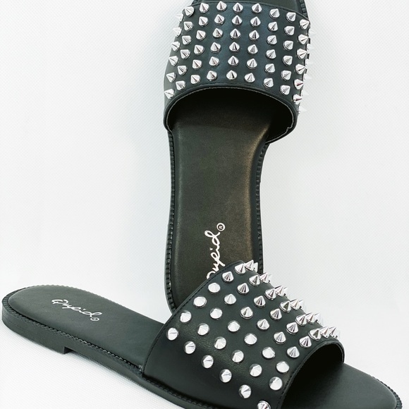 Trendy black slides with spikes - Picture 2 of 5